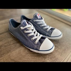 Women’s blue converse perfect condition
